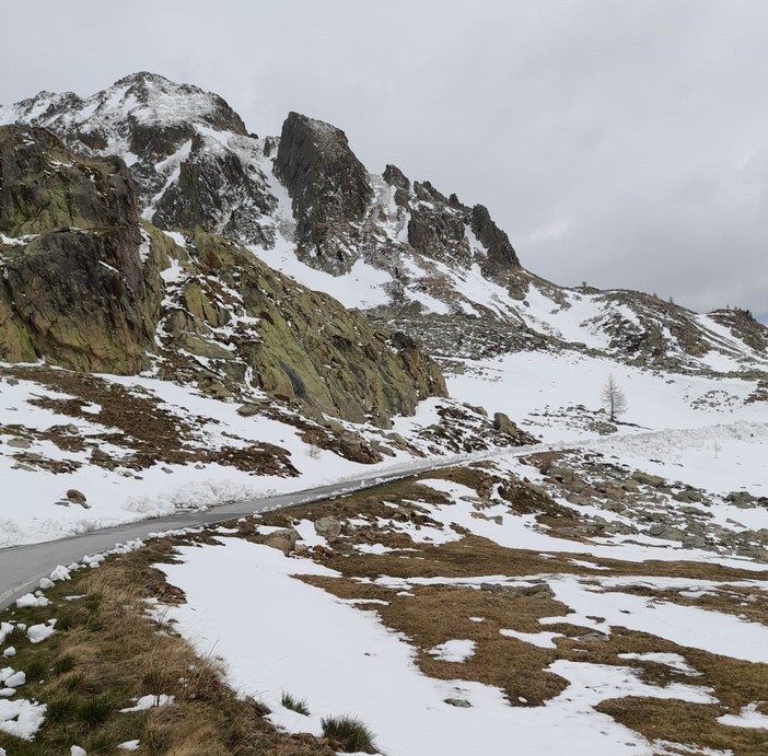 Neve in alta quota, chiuso anche il colle della Lombarda