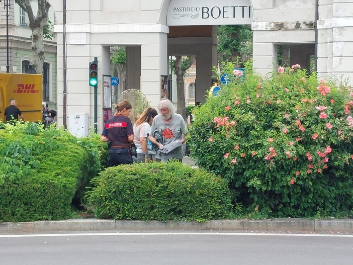 In piazza Galimberti a Cuneo caccia alla marmotta scesa a valle con la Fausto Coppi