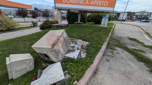 Auto esce di strada e abbatte cippo partigiano a Borgo: “Un incidente e non un atto di vandalismo”