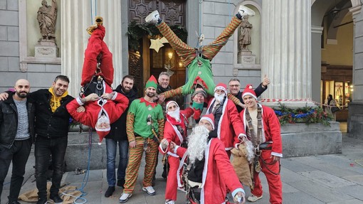 La calata dei babbi Natale dal Duomo di Cuneo ha incantato i bimbi