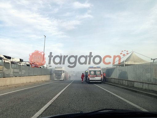 Principio d'incendio a un pneumatico di un tir sulla tagenziale di Beinette: traffico a senso unico alternato