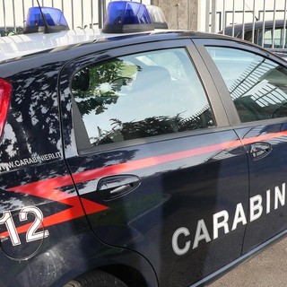 Incappucciato e legato in un cortile in discesa Bellavista a Cuneo