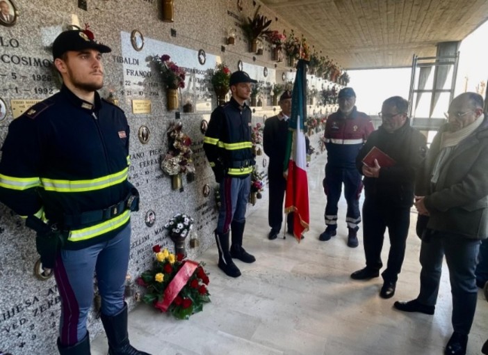 Un momento della cerimonia di commemorazione dell'agente Bargellini