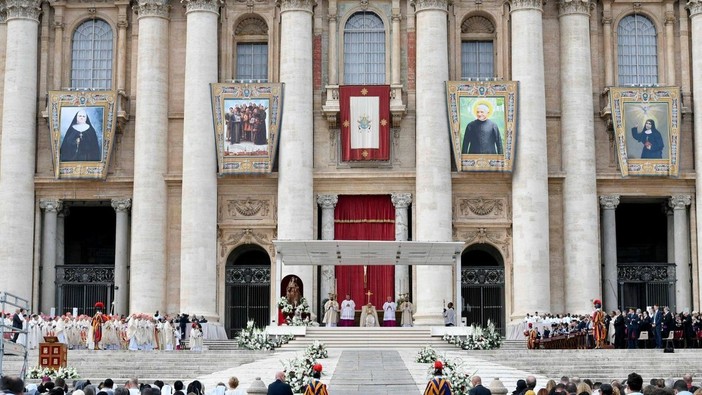 La cerimonia di canonizzazione in piazza San Pietro