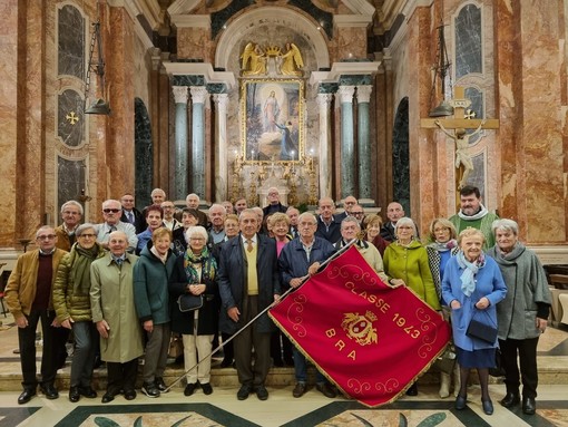 In foto la Leva 1943 di Bra davanti al Santuario della Madonna dei Fiori