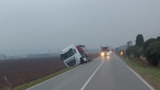 Pollenzo: camion fuori strada sulla provinciale 7