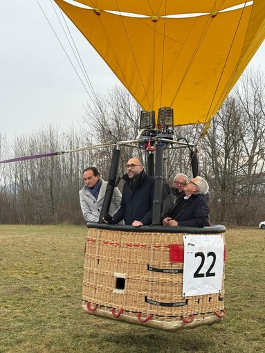 Anche il presidente Cirio nei cieli di Mondovì a bordo di una mongolfiera