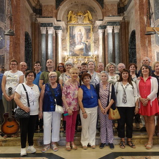 Don Enzo Torchio tra cantori e musicisti del Santuario della Madonna dei Fiori a Bra