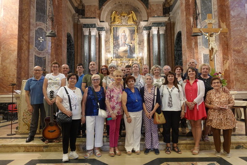 Don Enzo Torchio tra cantori e musicisti del Santuario della Madonna dei Fiori a Bra