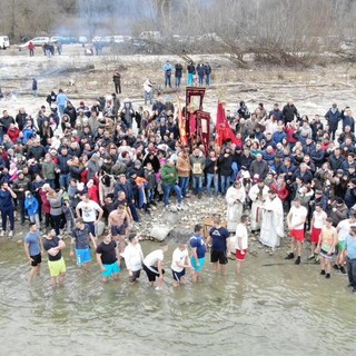 Torna a Neive la celebrazione dell'Epifania macedone con il bagno nel fiume Tanaro