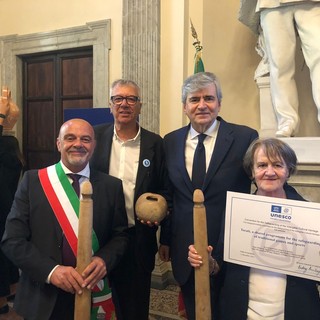 Alla cerimonia hanno partecipato il sindaco Ivano Airaldi, Giancarlo Tavella, presidente dell’associazione Birilli e la signora Graziella Bella, in rappresentanza delle giocatrici