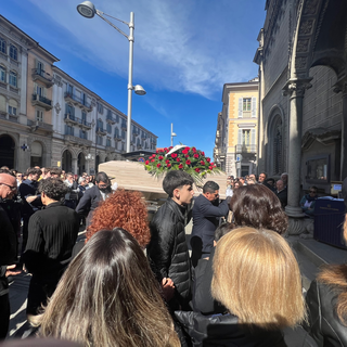 L’ultimo saluto a Luca Bergia, Godano in chiesa: ”Ti stavamo aspettando, ora siamo orfani. Senza di te non esisterebbero i Marlene. Solennemente grazie”