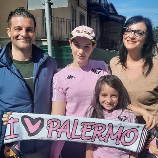 La famiglia Trentacoste con la sciarpa del Palermo autografata