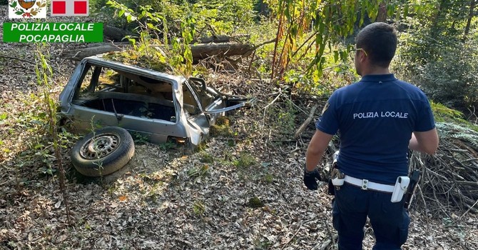 La Fiat Uno seminterrata e scoperta dalla Polizia Locale di Pocapaglia