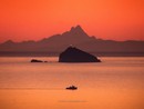 Lo scatto 'impossibile' del Monviso che spunta dal mare immortalato dalla Toscana