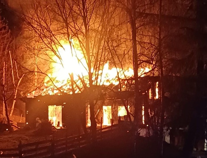 Incendio a Chiusa Pesio: &quot;L'agriturismo Coc Ner è salvo. Non cancellate le prenotazioni&quot;