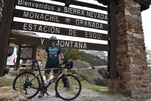 Giovanni Panzera è arrivato in Sierra Nevada: concluso il settimo capitolo di “Pedalando tra le aquile”