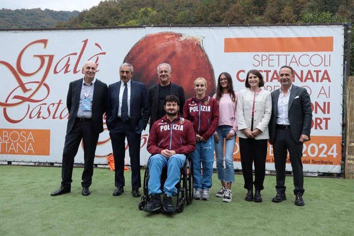 In corso a Frabosa Sottana l'edizione 2024 del Galà della Castagna d'Oro: evento che celebra la castagna ma anche gastronomia, folclore, cultura e sport. Nel pomeriggio la consegna del premio “Castagna d’Oro” a sportivi olimpici e personaggi di fama nazionale e internazionale. Sopra Julio Velasco con Marino Bartoletti