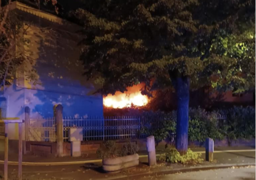 Fermato dai carabinieri con un accendino mentre la casa va a fuoco: arrestato con l'accusa di incendio doloso