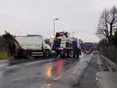 Mezzo della nettezza urbana contro un furgone nei pressi di Pollenzo: strada chiusa