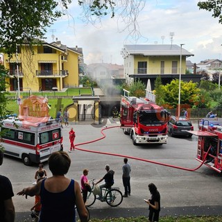 Fumo da un'autorimessa in via dei Boschi a Borgo San Dalmazzo, auto in fiamme