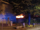 Fermato dai carabinieri con un accendino mentre la casa va a fuoco: arrestato con l'accusa di incendio doloso