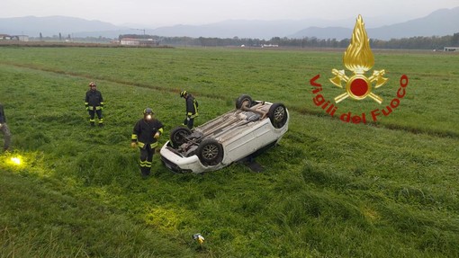 Saluzzo, auto si ribalta e finisce fuori strada: ferite due ragazze di 19 anni