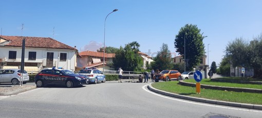 Auto contro bici a Saluzzo sulla rotonda di Porta Cuneo, traffico in tilt