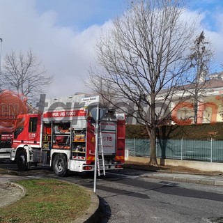 Fossano, autorimessa a fuoco nella zona industriale: molti mezzi dei vigili del fuoco sul posto