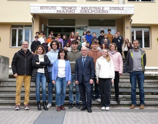 Il dirigente Re con studenti e personale di fronte all'ingresso della scuola cuneese