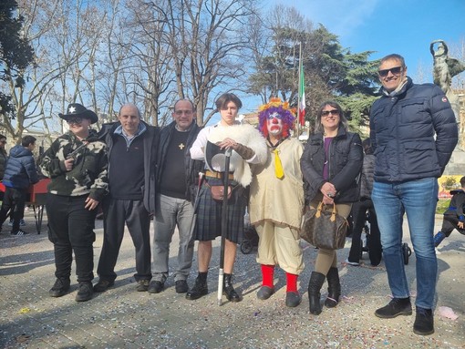 Bra, i giardini di piazza Roma invasi da maschere e coriandoli, grazie a Carnevaland