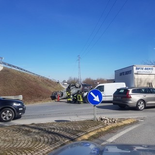 Teatro di frequenti incidenti (foto d'archivio), l'innesto tra la Provinciale 7 e la tangenziale di Alba. Qui verrà realizzata una delle due rotatoria previste in territorio di Roddi