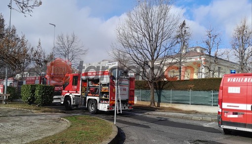 Fossano, autorimessa a fuoco nella zona industriale: molti mezzi dei vigili del fuoco sul posto