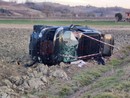 Auto ribaltata in un campo a Magliano Alfieri