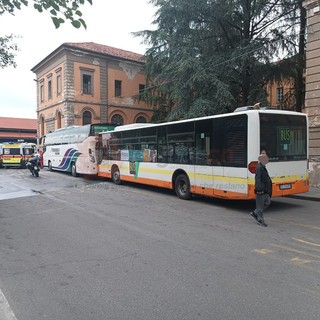 Il tamponamento tra autobus e pullman ad Alba