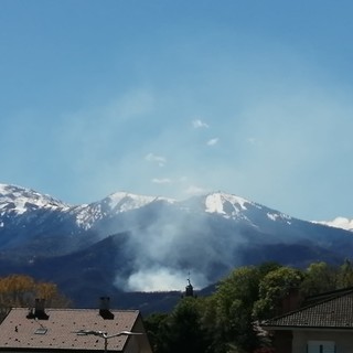 Lanci con elicottero per sedare un incendio boschivo a Roccaforte Mondovì