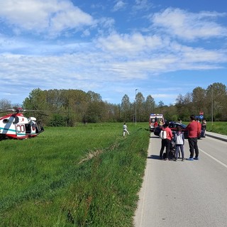 Tenta di spegnere un fuoco fuori controllo. Uomo di 60 anni si ustiona a Bernezzo, elitrasportato al Cto