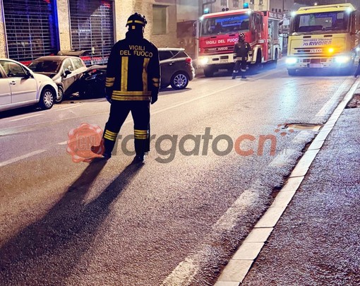 Fossano, sbanda e urta le altre auto parcheggiate