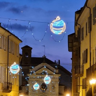 A Bra è arrivato il Natale: accese le luminarie e l’albero