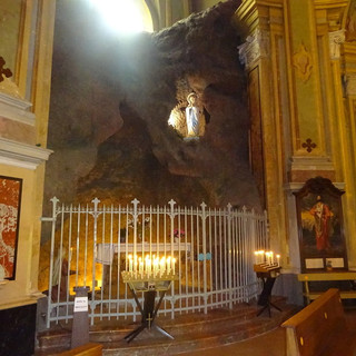 La replica della Grotta di Lourdes nella chiesa dei Fratini a Bra