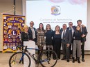 La ciclista Matilde Vitillo con i soci del Lions Club Bra