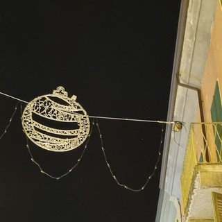 Le luminarie montate in via Vittorio Emanuele II, a Bra