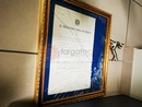 Il quadro rotto dove era conservata la medaglia d'oro al merito civile di Borgo San Dalmazzo