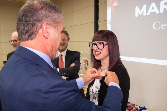 La spillatura della nuova socia del Lions Club Bra Host (Foto di Maurizio Mangino)