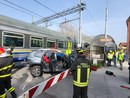 Bloccati con l’auto nel passaggio a livello: il treno li travolge, salvi per miracolo