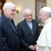 I due fratelli sacerdoti Mario (a sinistra) e Lino Mela durante un incontro con Papa Francesco (Foto Facebook Santuario Parrocchia Moretta di Alba)