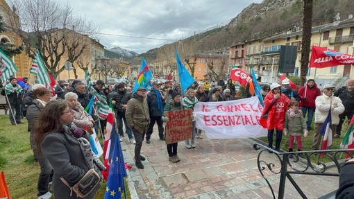 Manifestazione a Tenda per chiedere tempi certi sul tunnel, Vassallo: &quot;Ci prendono in giro!&quot; [FOTO E VIDEO]