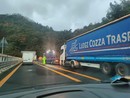 Mezzo pesante in avaria sulla A6: traffico in tilt tra Savona e Altare (FOTO)