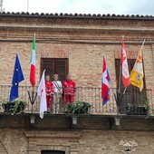 Il sindaco Annalisa Ghella con i rappresentanti della Croce Rossa sul balcone del comune di Neive