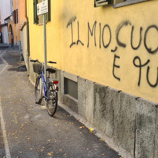 &quot;Il mio cuore è tuo&quot;: un messaggio d'amore sul muro di una casa a Savigliano. Denunciata ventenne